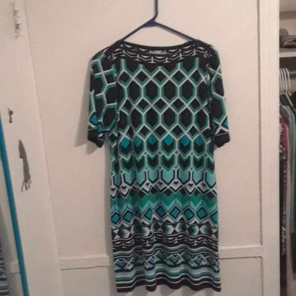 Short sleeve vibrant dress